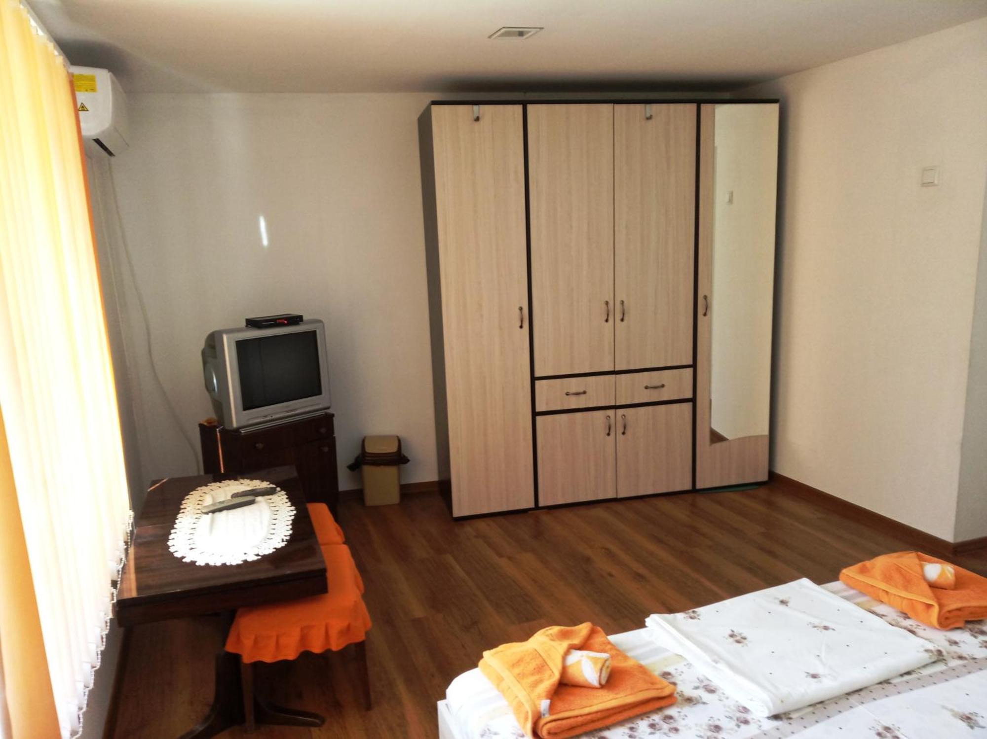 Divna Guest House กรูชูนา ภายนอก รูปภาพ